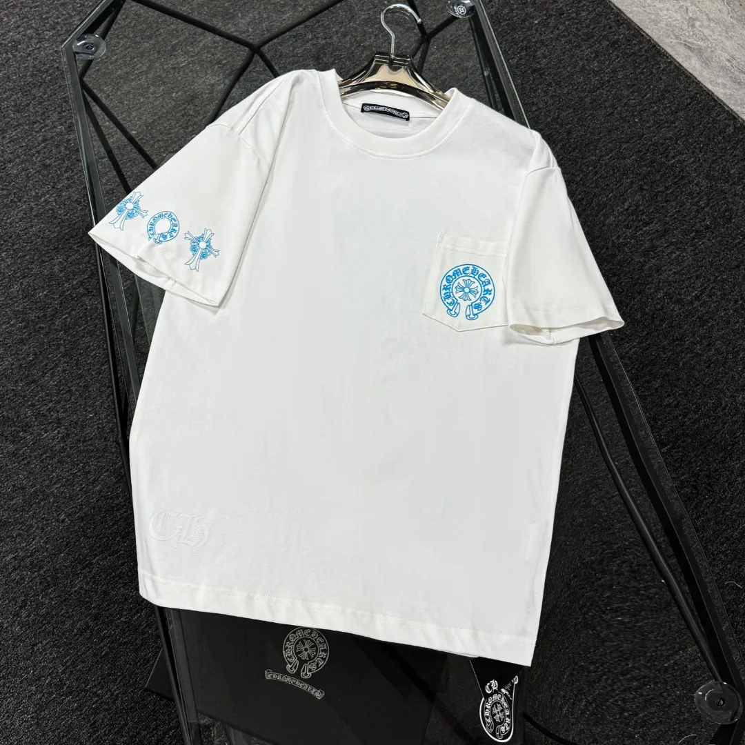 P170 Chrome Hearts 25 high-end versions. The fabric is made of 300 grams of high-density pure cotton. It does not deform or shrink. It has three labels. It is the same style for men and women. Technology: suede foaming + digital printing. Color: white, black. SIZE: S-XL.